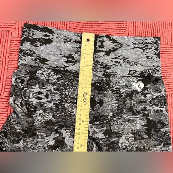 Womens Best brand medium Gray Camouflage Leggings - Picture 11 of 16